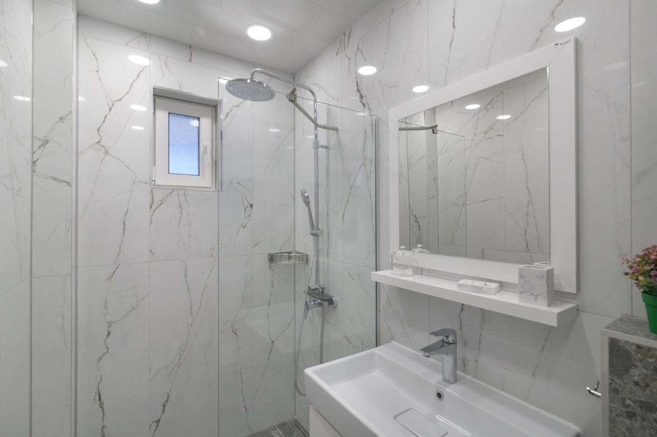 Лукс На Море Luxury Apartment In Downtown With Garage Varna Eksteriør bilde
